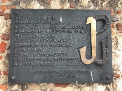 tablica przy&nbsp;poselskiej w&nbsp;trakcie uroczystości