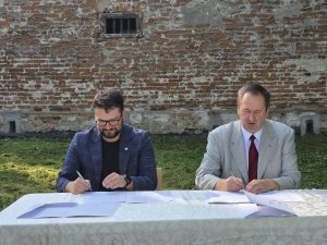 podpisanie umowy w&nbsp;Branicach na&nbsp;realizacje projektu Dwory małopolskie