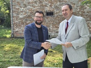 podpisanie umowy w&nbsp;Branicach na&nbsp;realizacje projektu Dwory małopolskie